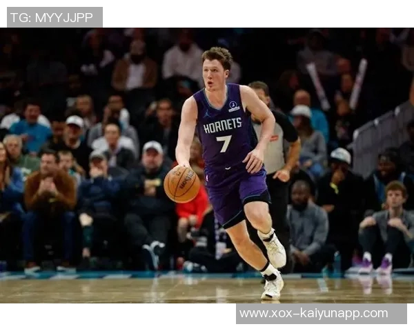 克尼佩尔半场表现出色砍下16分却因崴脚提前离场令人惋惜